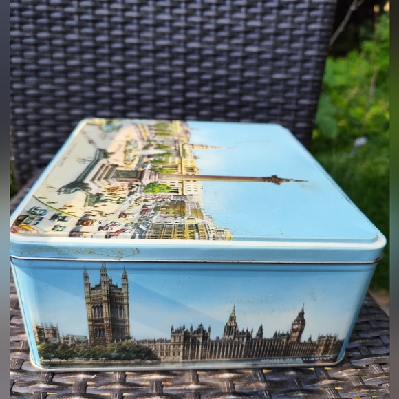 Large Vintage TRAFALGAR SQUARE Tin Container by Elkes Biscuits - Picture 3 of 9